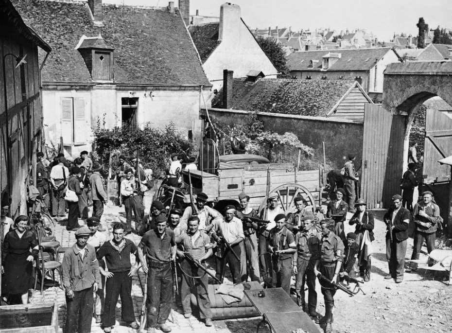 maquis-group-in-occupied-france-1944